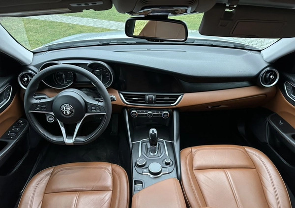 Alfa Romeo Giulia cena 84900 przebieg: 153700, rok produkcji 2017 z Leśnica małe 121